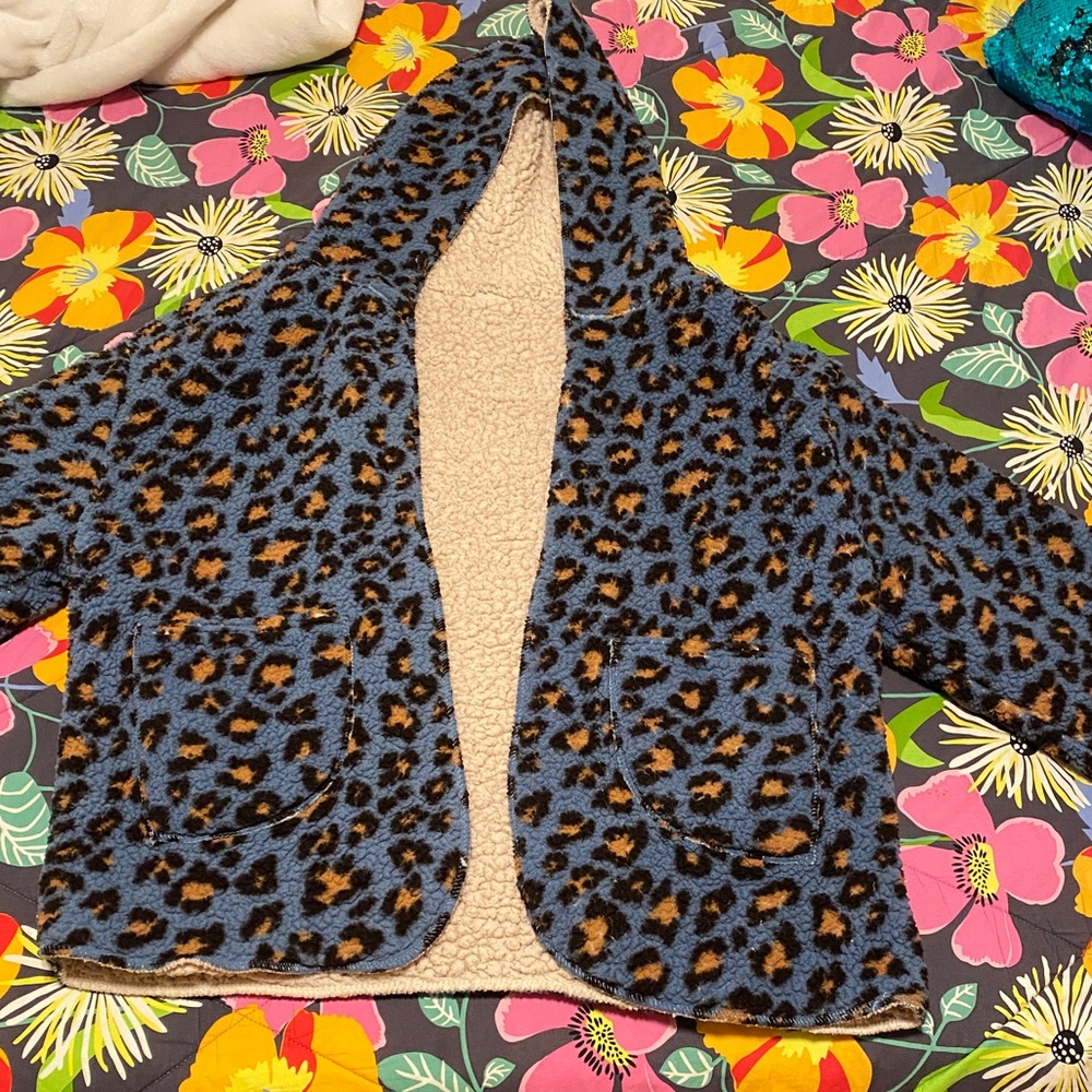 Cute Cheetah print cardigan, barley warn and in great condition! Super comfy!